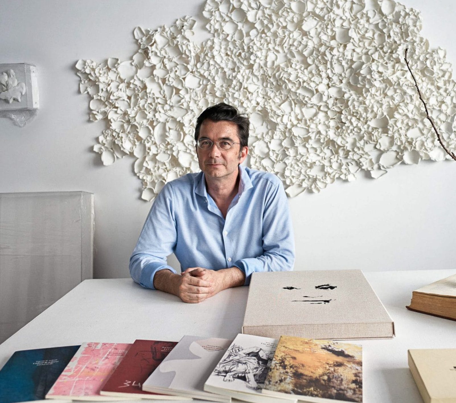 Javier Santiso, the founder of La Cama del Sol, presenting their collection - image courtesy La Cama del Sol