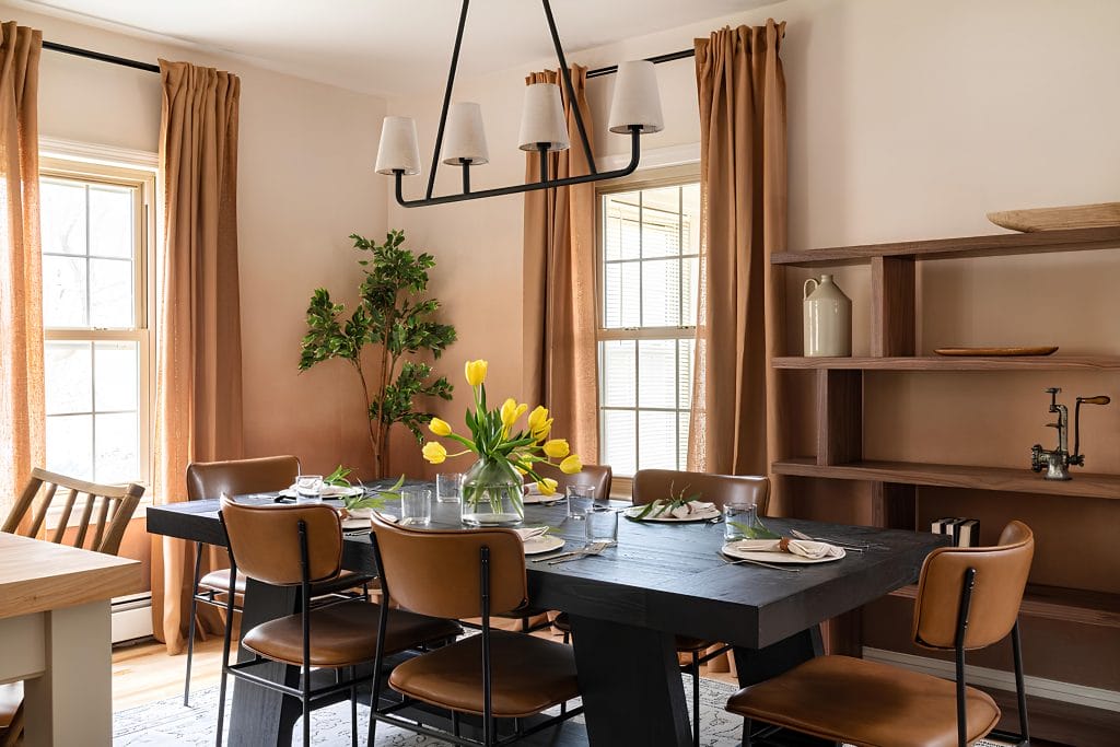 Modern comfort maxxing dining room by DECORILLA designer, Cristiane P.