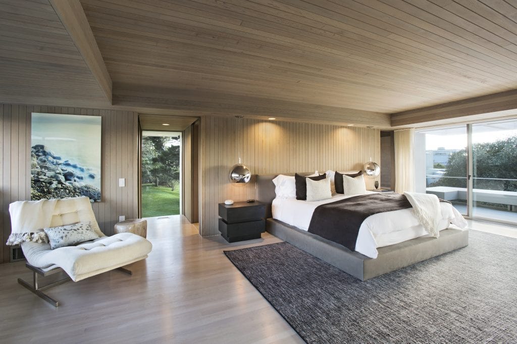 Modern bedroom with wooden wall by DECORILLA designer Peter C. 