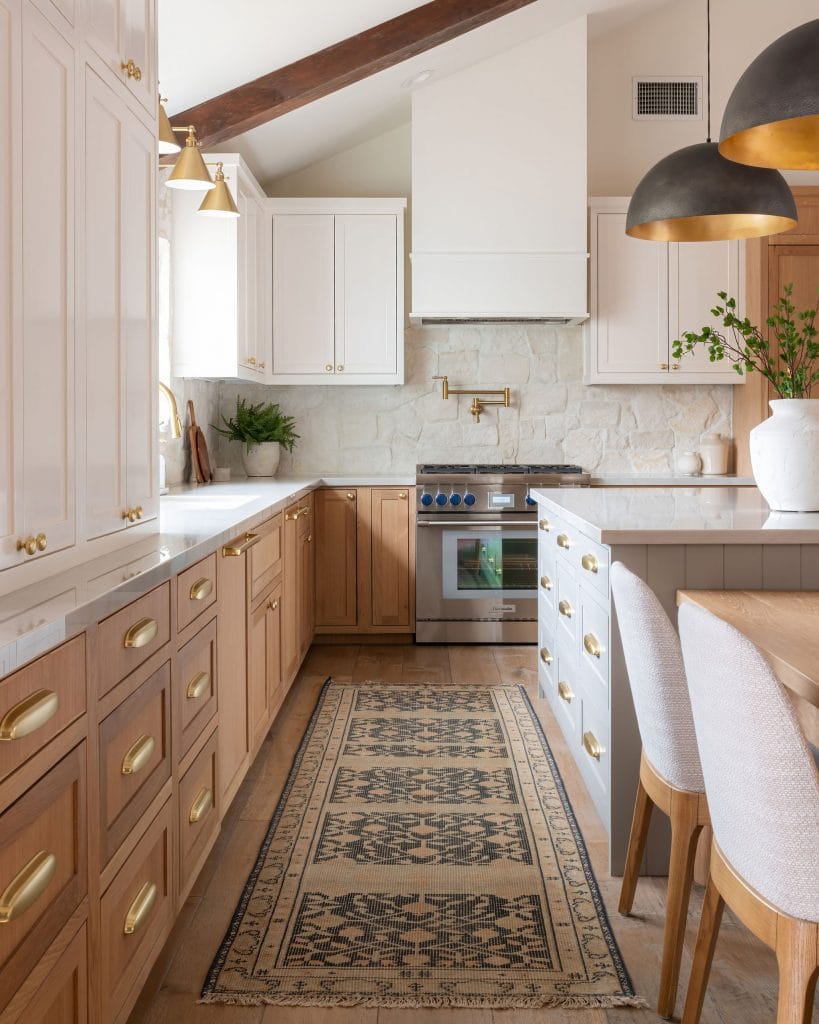 Transitional neutral kitchen colors by DECORILLA designer, Laura R. 
